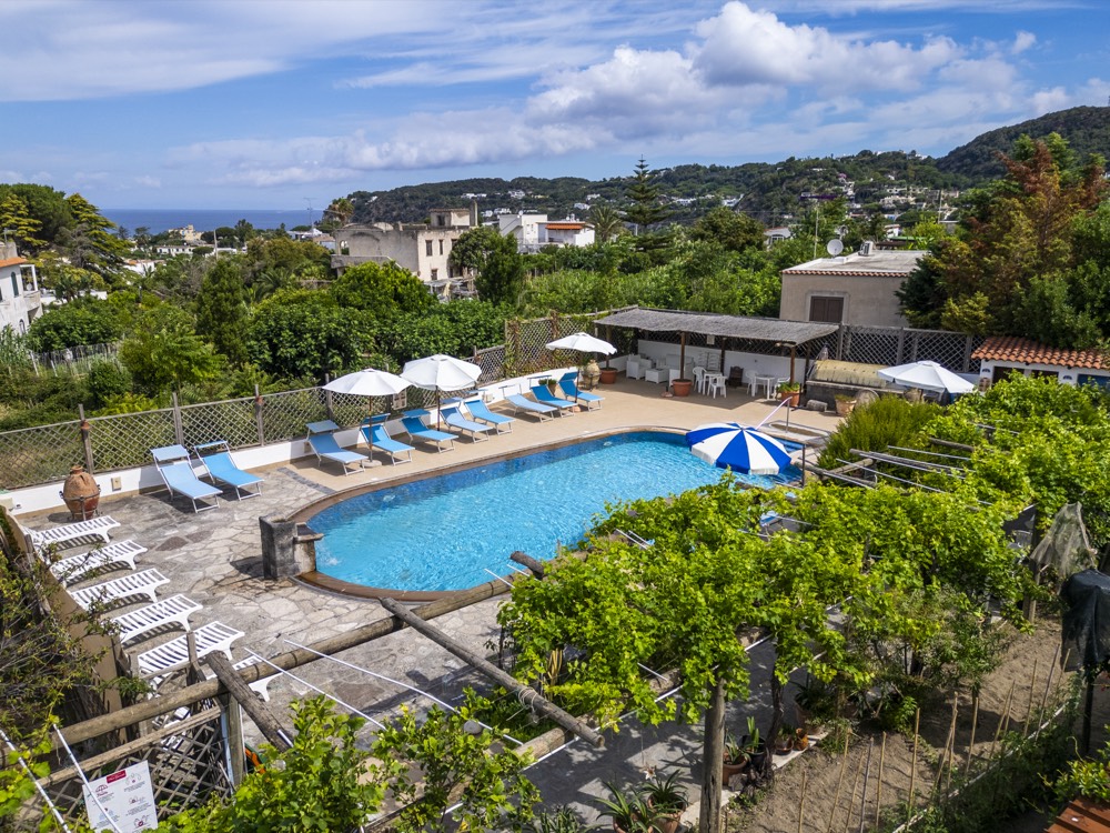 Vista aerea della piscina con il mare sullo sfondo
