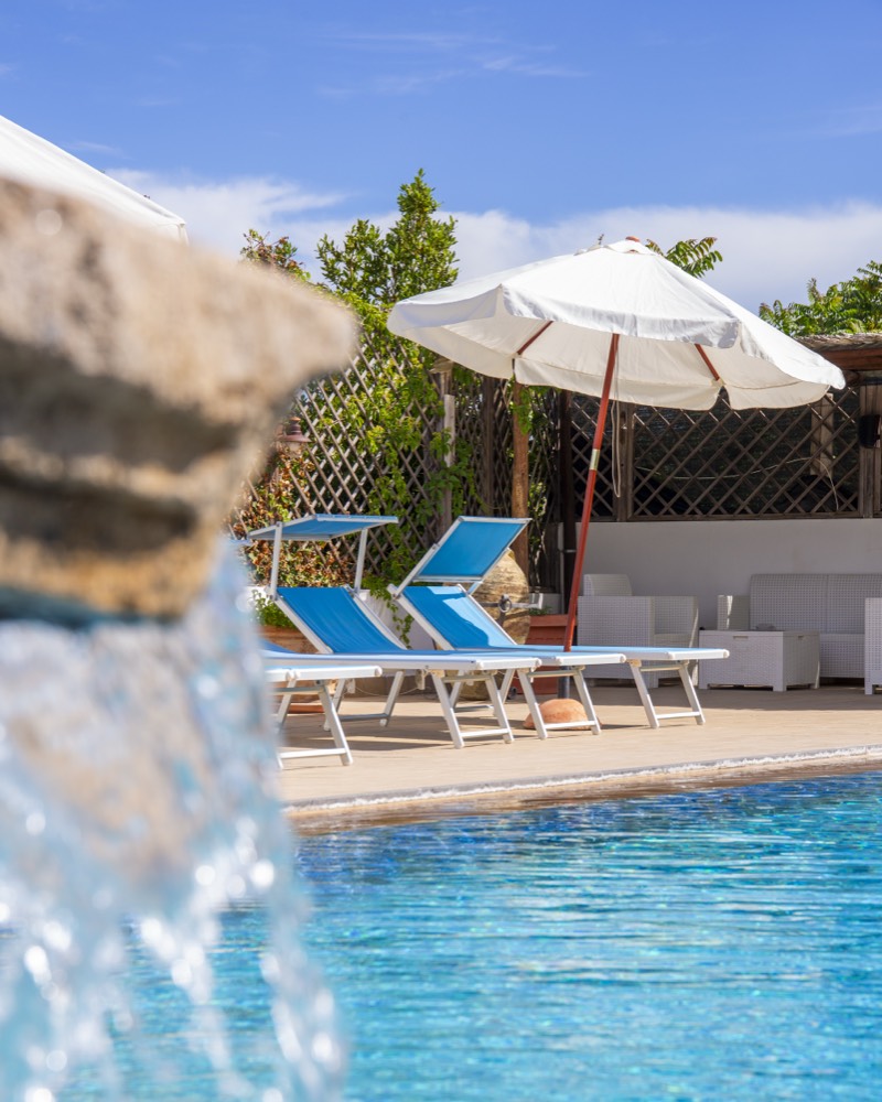 Piscina con cascata
