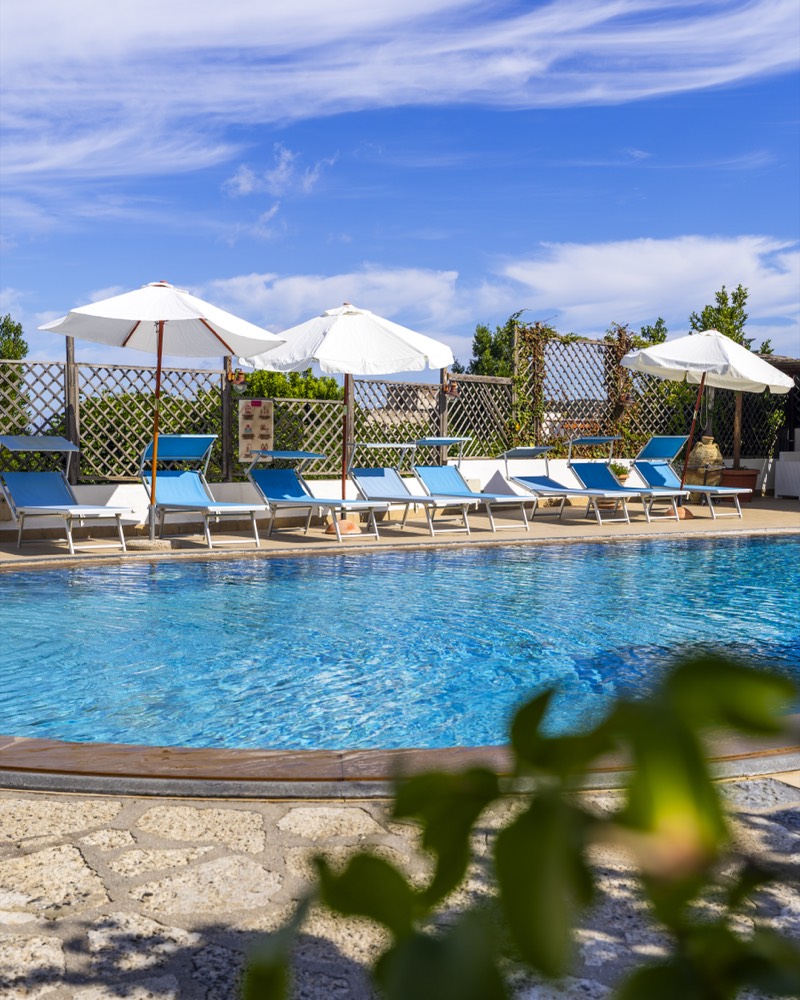 Piscina con lettini e ombrelloni