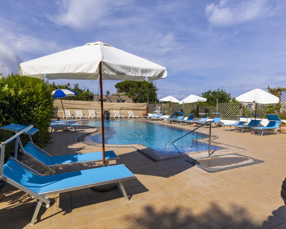 Piscina con ombrelloni e lettini