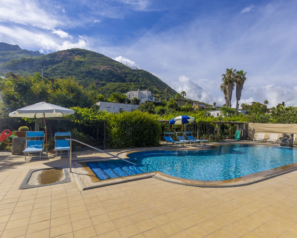 Piscina con lettini e vista sulla collina